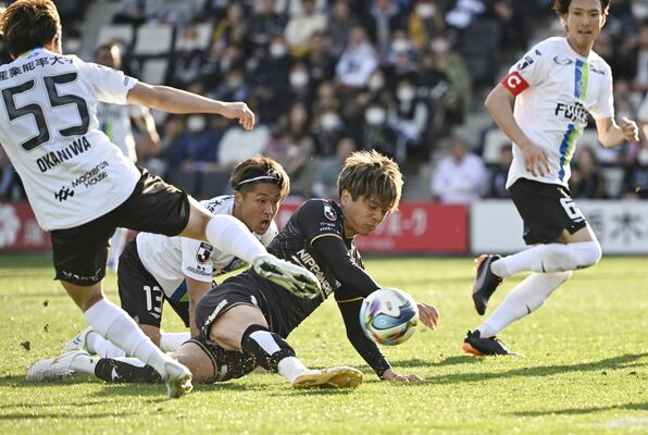 後半追加タイム、栃木シティのＦＷ山下（中央）が倒れながらもゴールを狙う＝ＣＦＳ、森田大地撮影