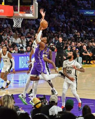 　スパーズ戦でゴールを狙うレーカーズの八村（中央）＝ロサンゼルス（ＮＢＡＥ・ゲッティ＝共同）