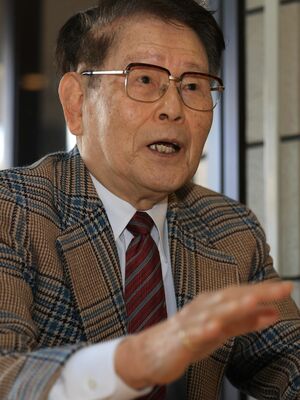 機銃掃射と爆撃の音が忘れられない」と語る外山健一さん＝１月10日、大分県別府市役所