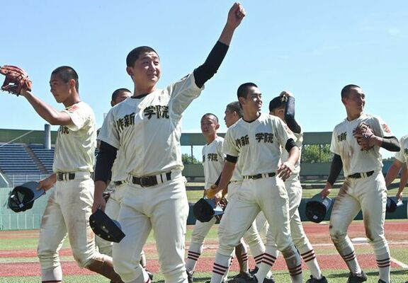 第75回秋季県高校野球大会で優勝した作新ナイン