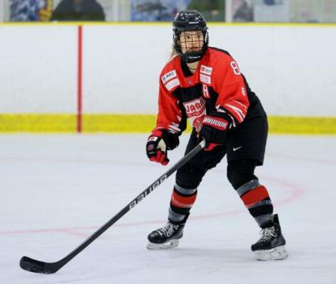 　プレーするアイスホッケー女子日本代表の細山田茜＝北海道苫小牧市（日本アイスホッケー連盟提供）