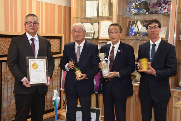 佐藤市長（右から２人目）に受賞報告した宇賀神会長（同３人目）ら