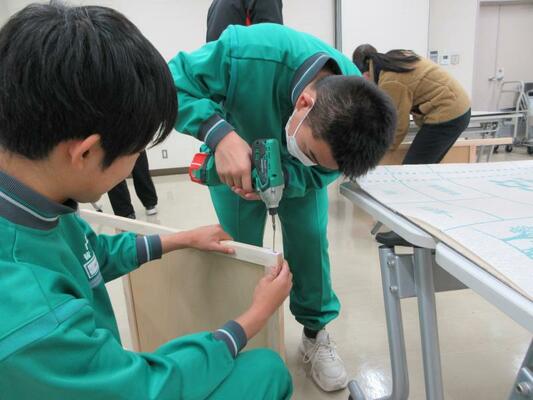 地元の木材を活用して立て看板づくりに取り組む生徒