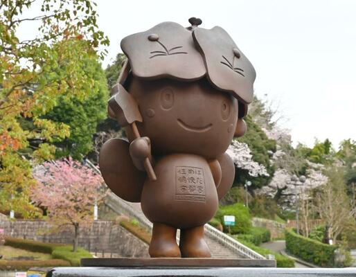 桜が咲くバンバ市民広場にある笑顔のミヤリー像