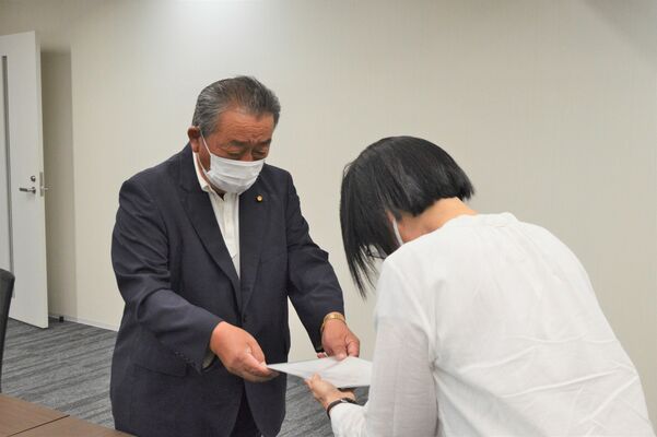 石田議長（左）に要望書を手渡すエスペックの代表＝１２日午前、下野市役所