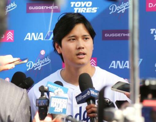 ファン感謝イベントで取材に応じるドジャースの大谷翔平=1月31日、ロサンゼルス(共同)