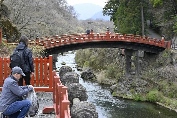 日光二荒山神社のみこしが初めて渡る神橋