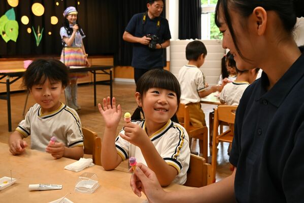 粘土でアイスクリームの作品を作る園児ら