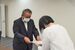 石田議長（左）に要望書を手渡すエスペックの代表＝１２日午前、下野市役所