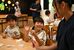 粘土でアイスクリームの作品を作る園児ら