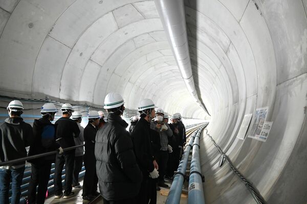 地下トンネルを見学する生徒