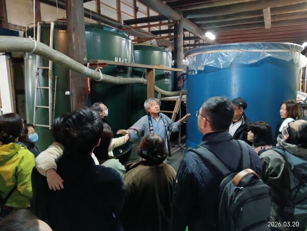 見学者に蔵の取り組みを説明する大高さん＝３月２０日、佐野市