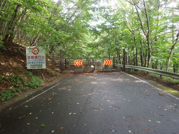 全面通行止めの塩那道路のゲート（栃木県道路整備課提供）