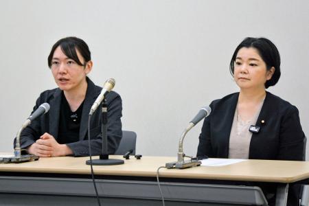 　記者会見するチームみらいの安野党首（左）と無所属の尾辻朋実氏＝２０日午前、国会内