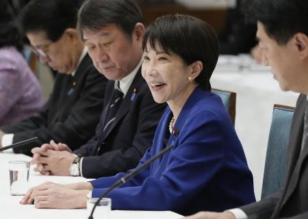 　12月１日、政府与党連絡会議での高市首相。この後、自維党首会談の合意内容を党役員会で伝え、議員定数法案成立に意欲を示した＝官邸