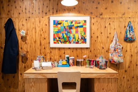 　ヘラルボニー店内に展示されたアート作品。手前は週末に作家が創作活動を行う机。制作に必要な美術道具が並んでいる＝東京・銀座（提供：ヘラルボニー）