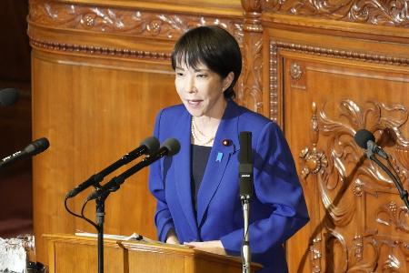 　衆院本会議で就任後初めての所信表明演説をする高市首相。厚労相に指示した「労働時間規制の緩和検討」には言及せず＝10月24日