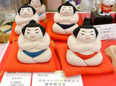塚田工房で制作販売する「力士ペーパーウエイト」=東京都墨田区