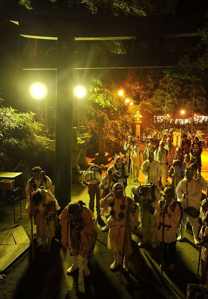 日光二荒山神社中宮祠の男体山登拝講社大祭が幕を開ける。深夜の境内は厳かな雰囲気に包まれ、空気が張り詰めた