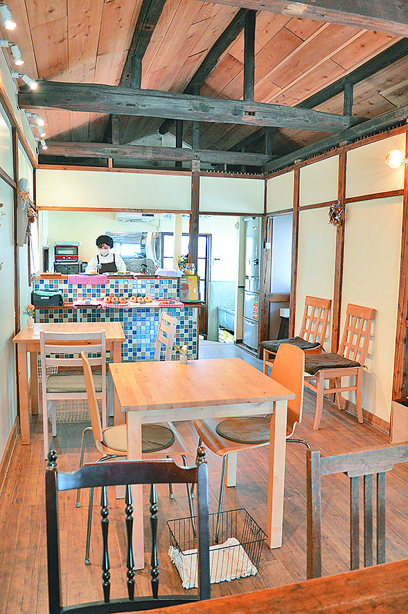 開店と同時にテイクアウトの客が次々と訪れ、店内に行列ができるが、カフェ営業はのんびりとした雰囲気　