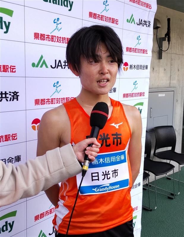 インタビューに答える小又