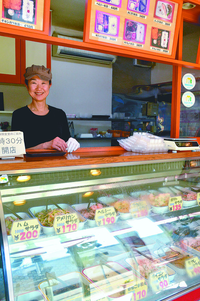 店主の遠藤安子さん。惣菜は日替わりで変わるものもあり