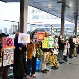 JR宇都宮駅で無言の憲法改正反対デモ 口論、暴行で警察出動 現場は一時騒然