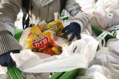 食料配布に長い列、現役世代姿も