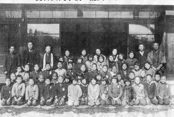 龍興寺で撮影された疎開児童たちの写真。引率教員や住職、地域住民らが世話に当たっていた（小倉久吾さん提供）