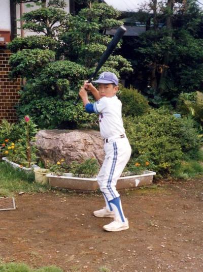 自宅でバッティングの構えを披露する10歳の裕亮さん