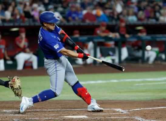 　ダイヤモンドバックス戦の３回、３号ソロを放つブルージェイズ・岡本＝フェニックス（共同）