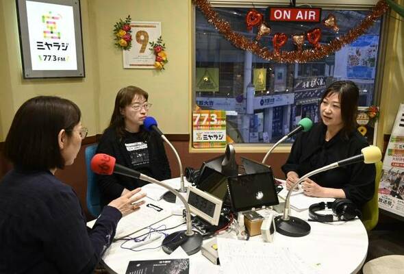 5日放送の番組。スタジオから詩について話す(右から)井嶋さん、灘さん、吹木さん
