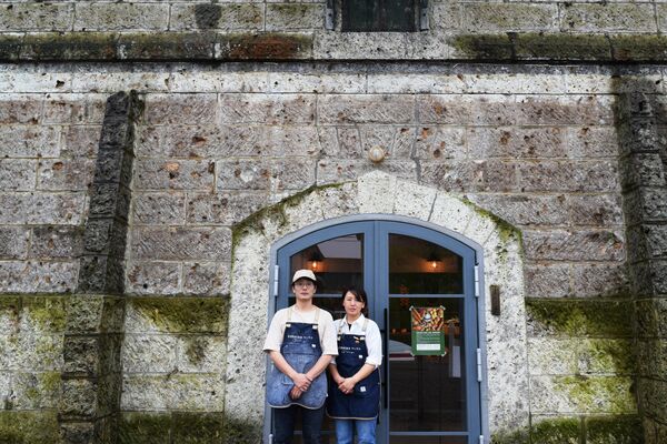 店先に立つ店長の沼尾ひとみさん（右）と夫でシェフの和哉さん
