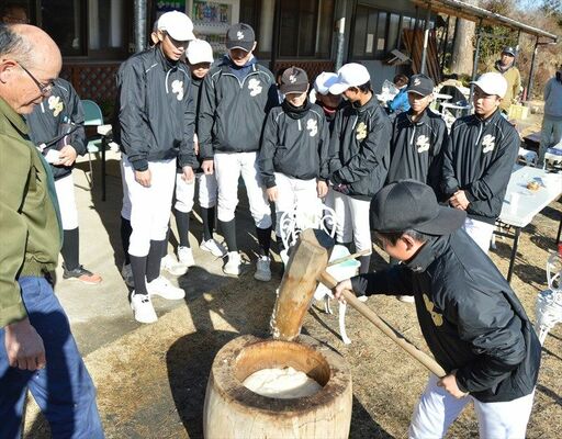元気にきねを振り下ろす宇都宮ポニーの選手