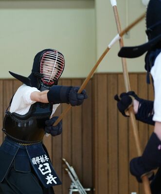 なぎなた個人試合リーグ戦　国学栃木の臼井が面を狙う＝国学栃木高道場