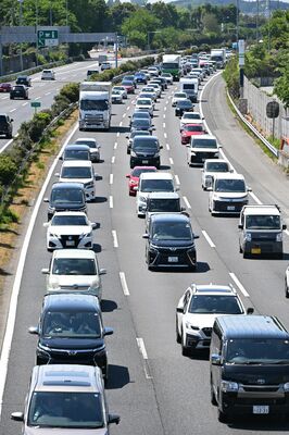 行楽地などへ向かう車で渋滞する東北道下り線＝2日午前10時10分、宇都宮市宝木本町