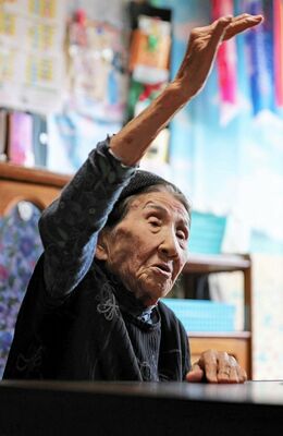 長崎に原爆が投下された後の惨状を振り返る白岩さん。母は島に渡って２年後に急逝した＝５月２９日、長崎県新上五島町の自宅（田中英樹撮影）