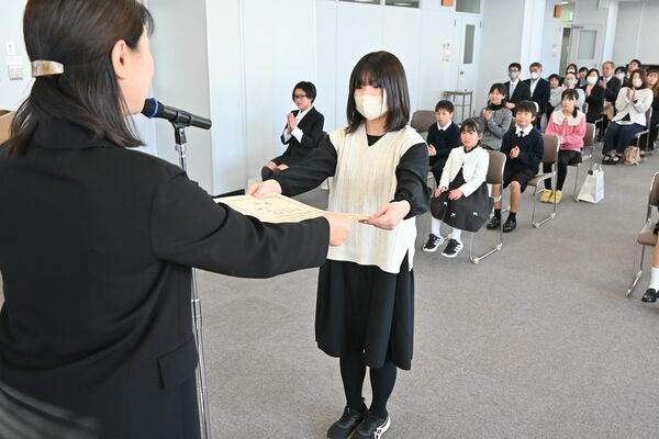 賞状を受け取る福田さん=6日午後、下野新聞社