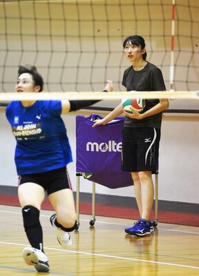 バレーボール成年女子の選手を指導する福田さん（右）