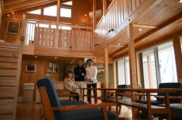 銅賞に選ばれた「ＴＡＫＵＷＡＥＲＵ」の建物内。受賞チームの（右から）原さん、山村さん、石塚雅美さん