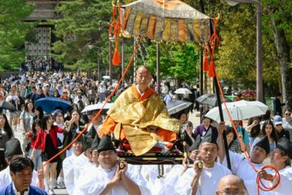 　こしに乗って大仏殿に向かう橋村公英大僧正＝１３日午前、奈良市の東大寺