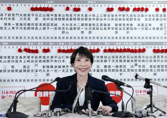 当確者のバラの前で、メディアのインタビューに笑顔で答える自民党総裁の高市首相＝８日午後10時36分、東京・永田町の党本部