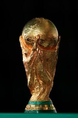 サッカー・ワールドカップのトロフィー(ゲッティ=共同)