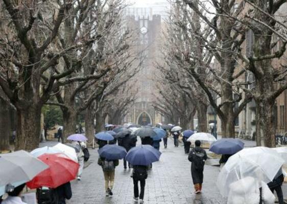 国公立大2次試験の前期日程が始まり、会場に向かう受験生=25日午前、東京・本郷の東京大学