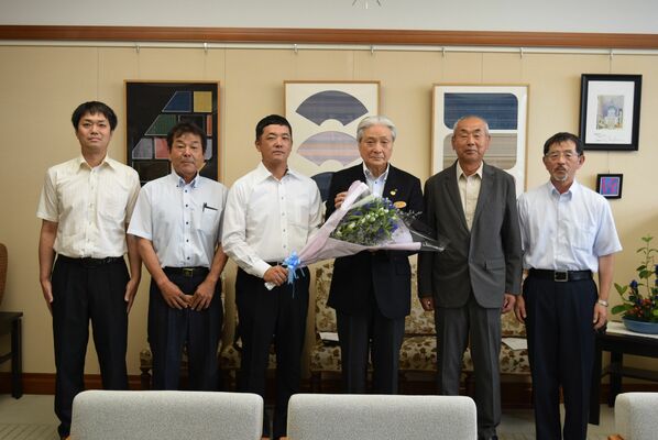 福田知事（右から３人目）に花束を贈ったりんどう研究会の会員＝21日午前、県庁
