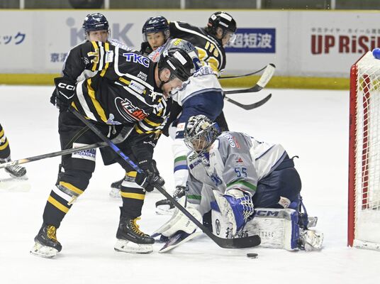 第2ピリオド17分、バックスのDFウイモネン(左)がゴールに迫るもシュートを阻まれる=日光霧降アイスアリーナ、森田大地撮影