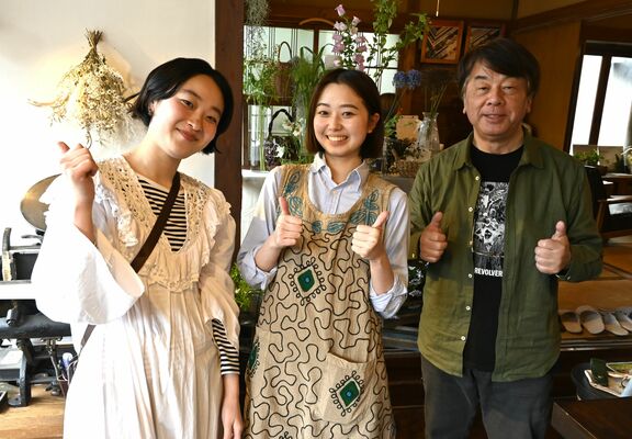 カフェ経営に乗り出す守谷さん（中央）と新部さん（右）と高橋さん