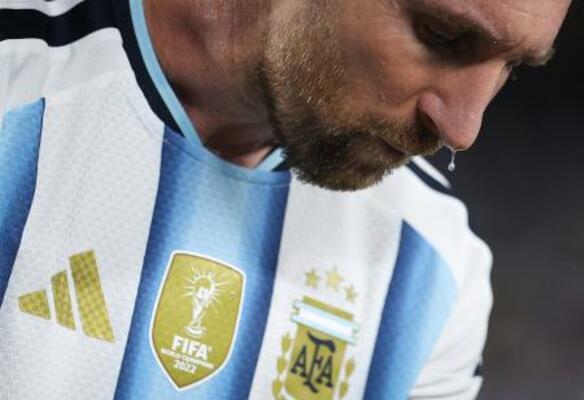 アルジェリア戦中、メッシの鼻先から落ちるしずく=16日、カンザスシティー(FIFA提供、ゲッティ=共同)