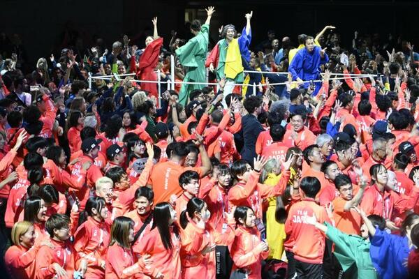 閉会式のフィナーレを飾る芸術プログラム「ボンミライ!」で躍動する日本選手団=26日午後、東京体育館