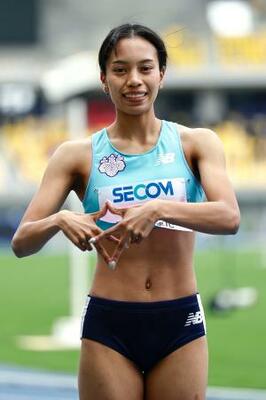 　女子１００メートル障害で３連覇した高橋亜珠＝カンセキスタジアムとちぎ